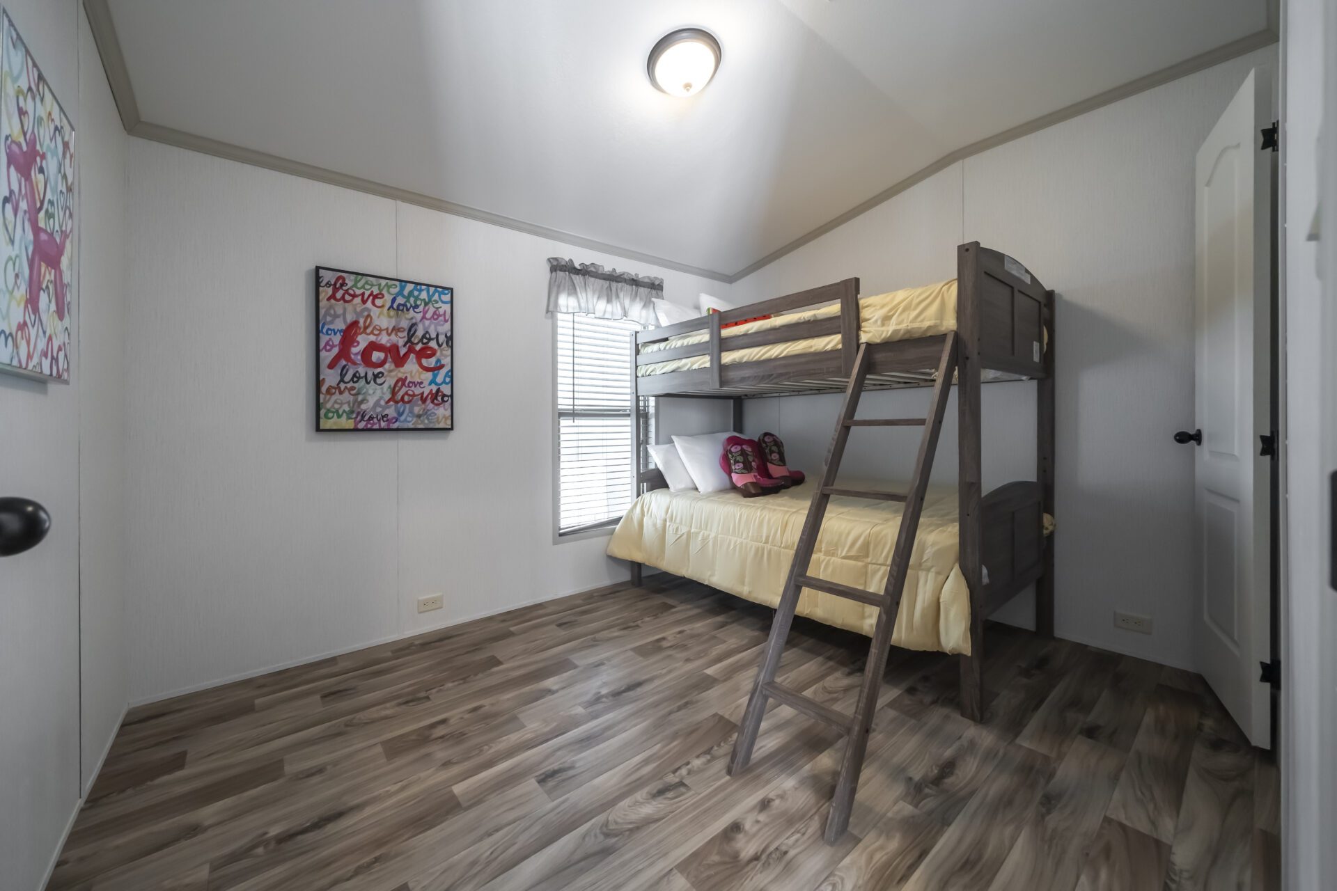 H 1660 21FKA Bedroom 0670 1