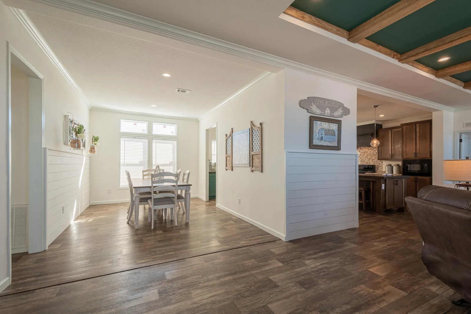 Innovation 3276N Dining Room 1